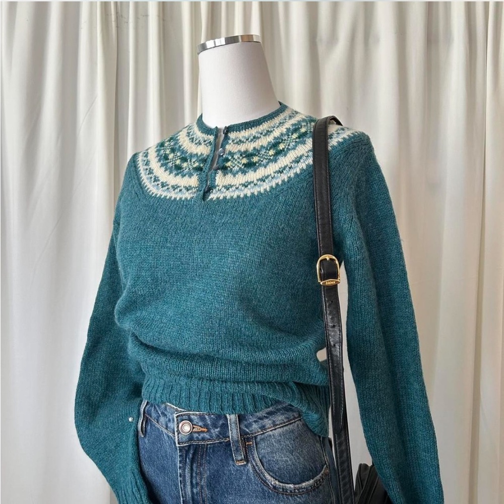 Vintage 1980s Susan Bristol Pure Shetland Wool Fair Isle sweater in teal. - Picture 3 of 8